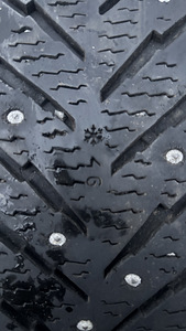 NOKIAN HAKKAPELIITTA 10 ШИПОВАННЫЕ ШИНЫ, 275/50R20 (2 фото из 6)