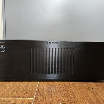 Rotel RMB-1504 4-канальный усилитель мощности.