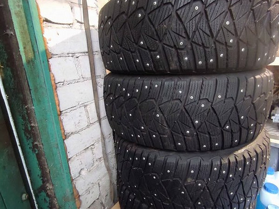 Goodyear Ultragrip 600 Naastrehvide 215/55R16