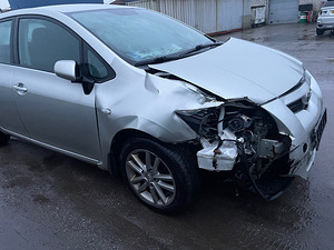 TOYOTA AURIS 1,6 BENSIIN 91 KWT, VARUOSAD (7 foto / 10)