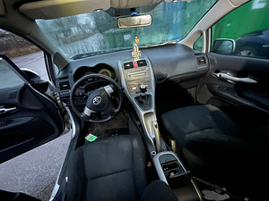TOYOTA AURIS 1,6 BENSIIN 91 KWT, VARUOSAD (8 foto / 10)