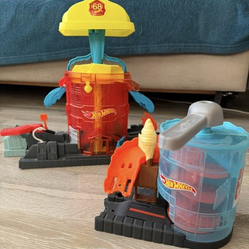 2 Hotweels игрушки, гараж , дорога