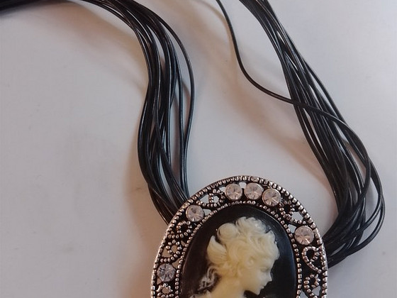 Vintage kaulakoru camee Amuletti mustat nauhat