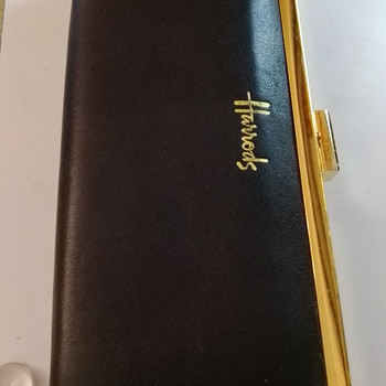 Musta Harrrods lompakko Lontoon kauppakeskus