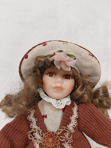 Фарфоровая кукла «Sophie» (2 фото из 4)