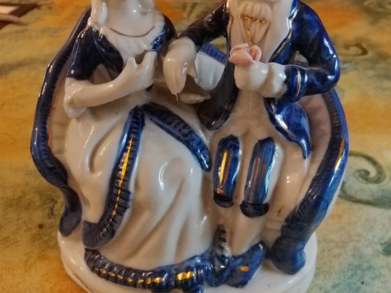 Prinsessa ja prinssi sohvalla antiikki patsas