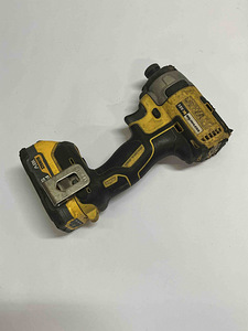 Аккумуляторный ударный шуруповерт DeWalt DCF887 (2 фото из 5)
