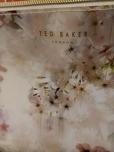 TED BAKER MEIKKI LAUKKU ISO KUKKA KUVIOINEN MUOVIA (1 valokuva sivusta 2)