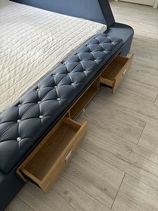 Large bed with many technical features (9 foto / 9)