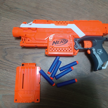 Продаю Nerf в хорошем качестве с 6 пульками и обоймой