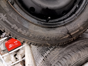 Диски + Шипованные шины + колпаки 185/65 R14 (2 фото из 4)