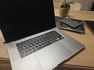 (Doesn't work) 2019 macbook pro 16 inch - for spare parts (2 foto / 2)