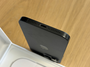 Apple iPhone 16 Pro Max Black Ti 256GB heas korras. Aku 90% (6 foto / 9)