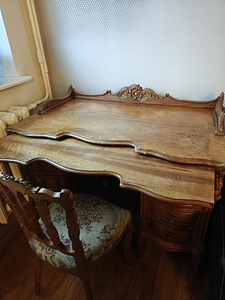 Two sets of late 19th-century antique walnut furniture. (1 foto / 4)