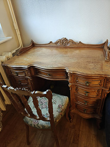 Two sets of late 19th-century antique walnut furniture. (3 foto / 4)