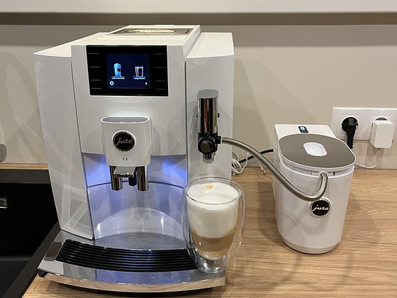 Täisautomaatne espressomasin JURA E8