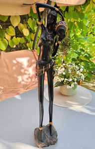 Skulptuur afrika tüdruk kivil veeanumaga. Puidust. K 58 cm, (1 foto / 3)
