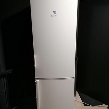 Продается в хорошем состоянии холодильник Electrolux высотой 185 см.