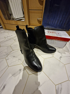 Новые полусапожки от H&M. Стелька 25 - 25,5 см (2 фото из 7)