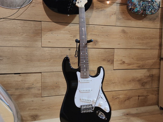 Klassikaline Strat Elektrikitarr – Musta Läikega Legend!