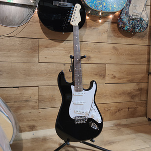 Классическая электрогитара Strat – Легенда с черным глянцем (1 фото из 3)