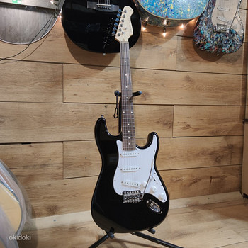 Классическая электрогитара Strat – Легенда с черным глянцем