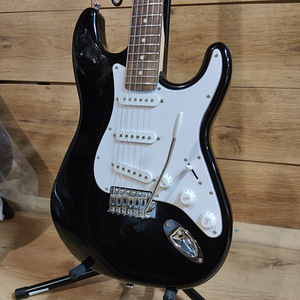 Классическая электрогитара Strat – Легенда с черным глянцем (2 фото из 3)