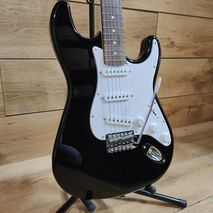 Классическая электрогитара Strat – Легенда с черным глянцем (3 фото из 3)