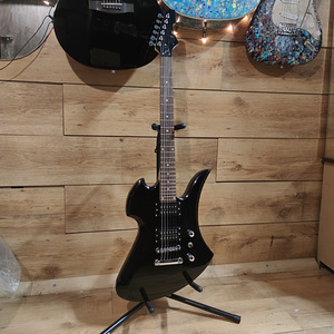 Rock Series Elektrikitarr – Must Võimsus ja Lavaenergia! (1 foto / 3)