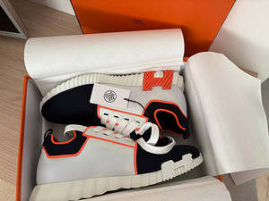 Hermes Bouncing мужские кроссовки из сетки черно-бело-оранже (8 фото из 8)