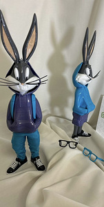 Bugs Bunny — коллекционная 3D-фигурка в худи и кедах (3 фото из 4)
