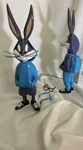 Bugs Bunny — коллекционная 3D-фигурка в худи и кедах (4 фото из 4)
