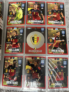 Коллекция футбольных карт (10 фото из 10)