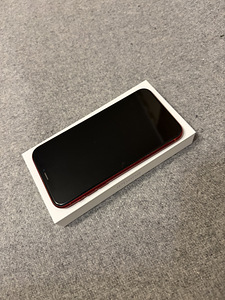 iPhone XR (1 foto / 3)