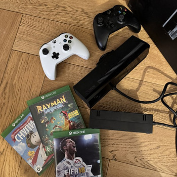 Xbox One + Kinect + 2 контроллера + 3 игры