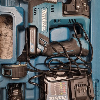 Аккумуляторный перфоратор Makita HR140D + зарядка + чемодан