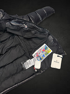Зимняя куртка MONCLER, размер M (2 фото из 2)