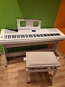 Müüa elektrooniline klaver, tool, mikrofon (1 foto / 4)