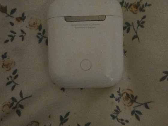 Продам кейс от AirPods (1-го поколения)