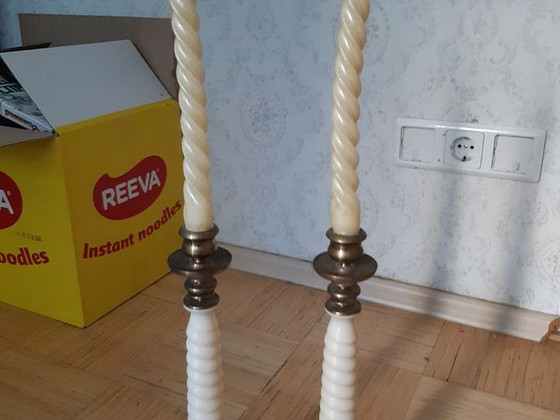 Подсвечники ручной работы вместе со свечами.