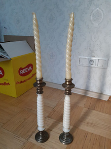 Подсвечники ручной работы вместе со свечами. (1 фото из 1)