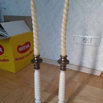 Подсвечники ручной работы вместе со свечами.