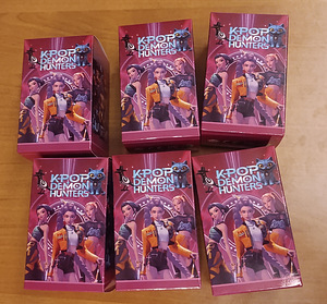 Минифигурки Demon hunters Huntrix в коробке (2 фото из 2)