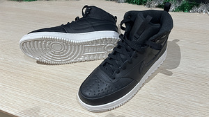 Кроссовки Nike (4 фото из 4)