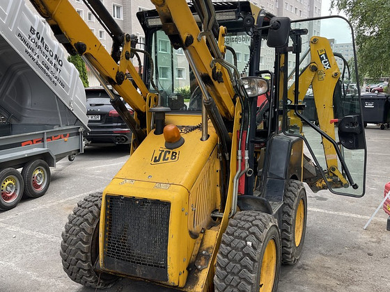 Vajatakse JCB 1CX traktori operaatorit.