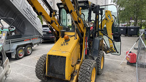 Vajatakse JCB 1CX traktori operaatorit. (1 foto / 6)