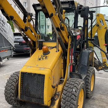 Vajatakse JCB 1CX traktori operaatorit.