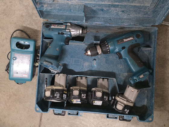 Комплект аккумуляторной дрели Makita