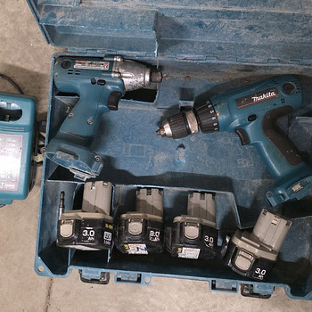 Комплект аккумуляторной дрели Makita
