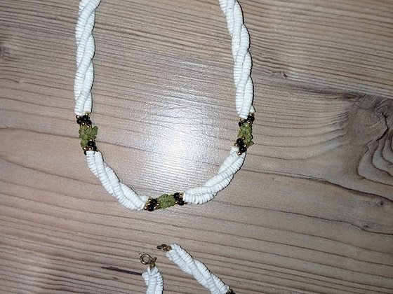 Коралловый браслет и бусы